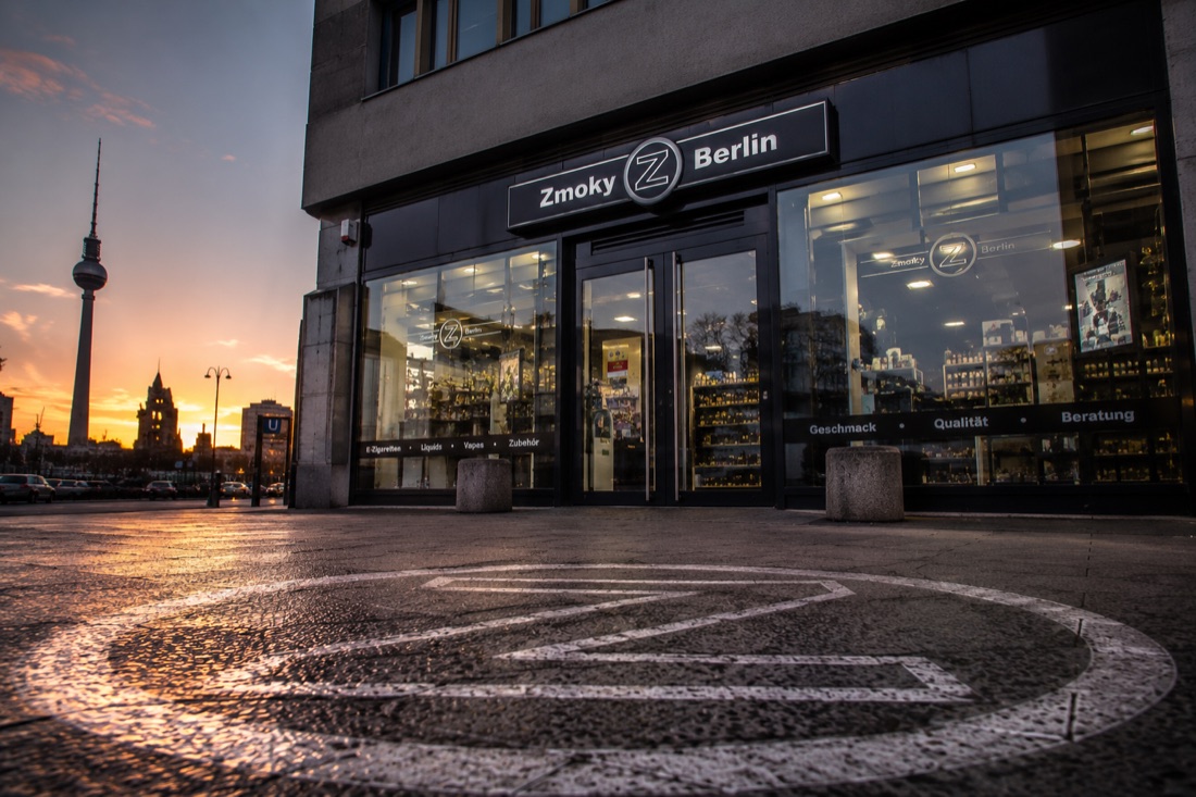 Illustration: eine Zmokyz-Filiale in der Innenstadt bei Sonnenuntergang